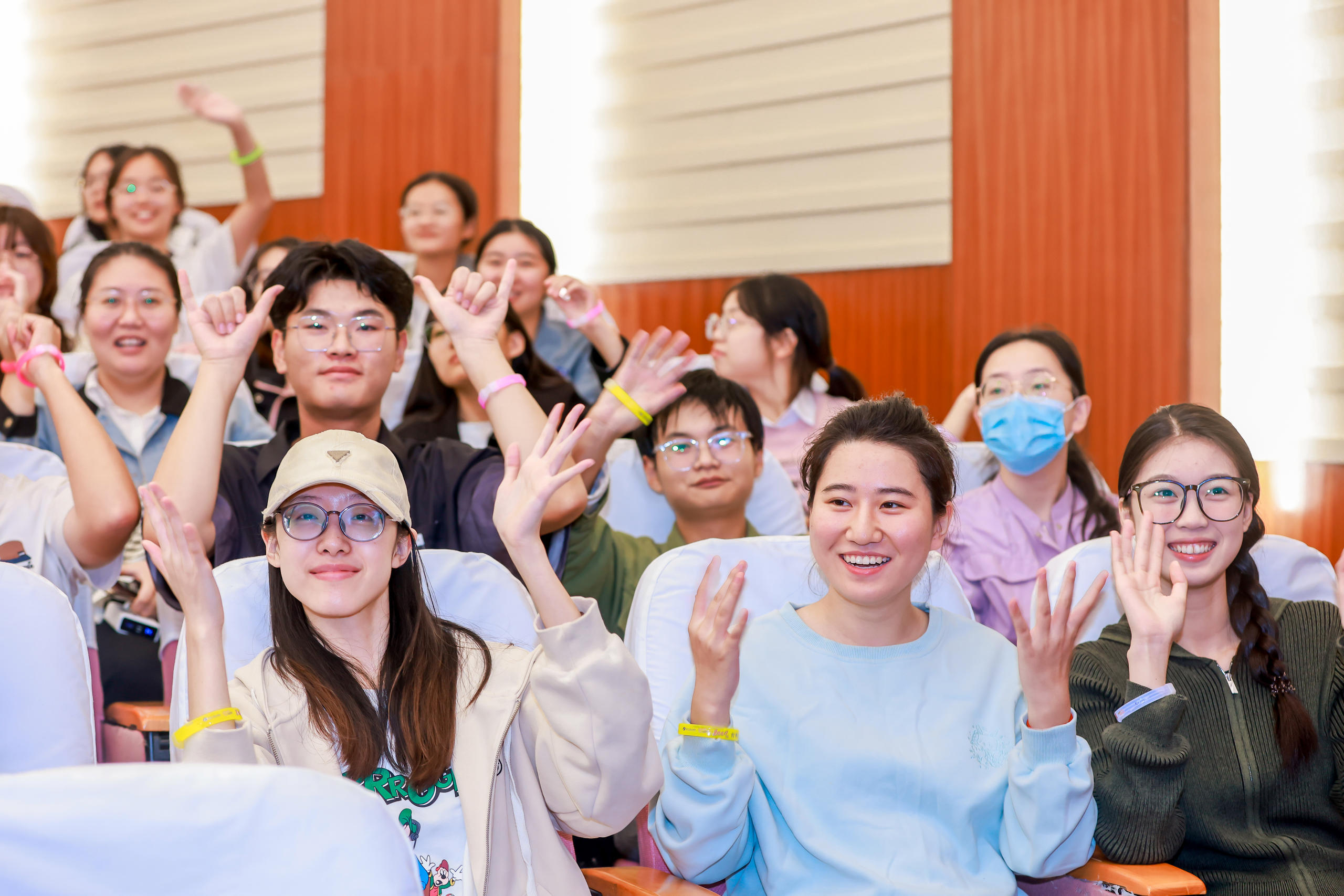 JackeyLove在G2比赛中晋级下一阶段，大比分获胜引发热议！观众掌声雷动