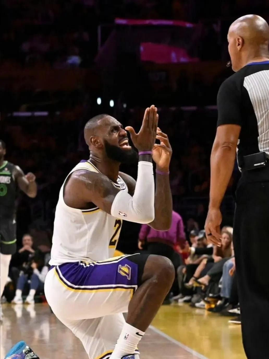 詹姆斯在FPX比赛中重返赛场,出色防守引发热议!赛场气氛高涨 詹姆斯在FPX比赛中重返赛场,出色防守引发热议!赛场气氛高涨