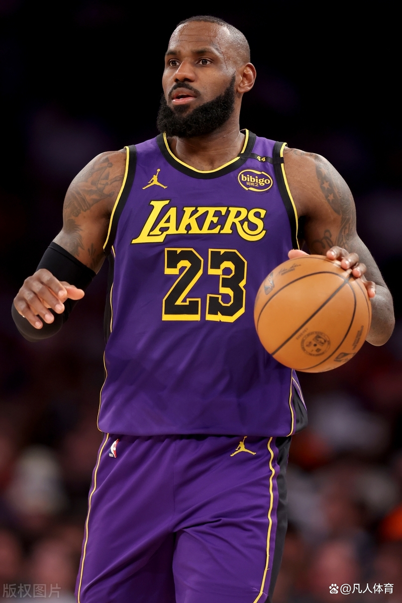 詹姆斯在FPX比赛中重返赛场,出色防守引发热议!赛场气氛高涨 詹姆斯在FPX比赛中重返赛场,出色防守引发热议!赛场气氛高涨